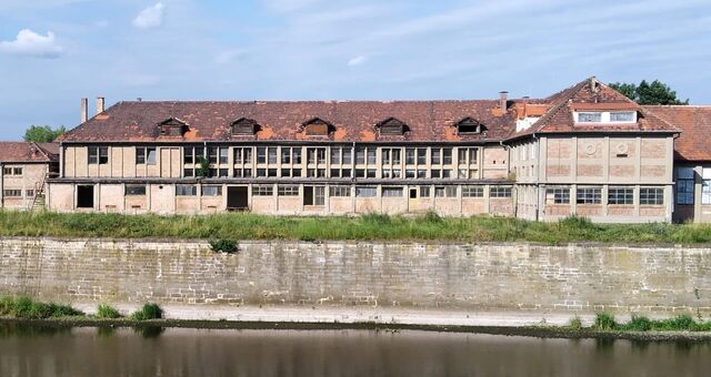 Později necitlivě přestavěná a dnes pustnoucí Bioveta Terezín. ​Zdroj: archiv M. Syky